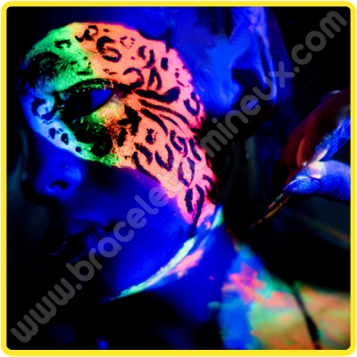 Magicfly Peinture Fluorescente Acrylique Luisant Dans Le Noir, 10  couleurs(20 ml) Glow in the Dark, Autoluminescente Couleur Peinture pour la  Décoration : : Cuisine et Maison
